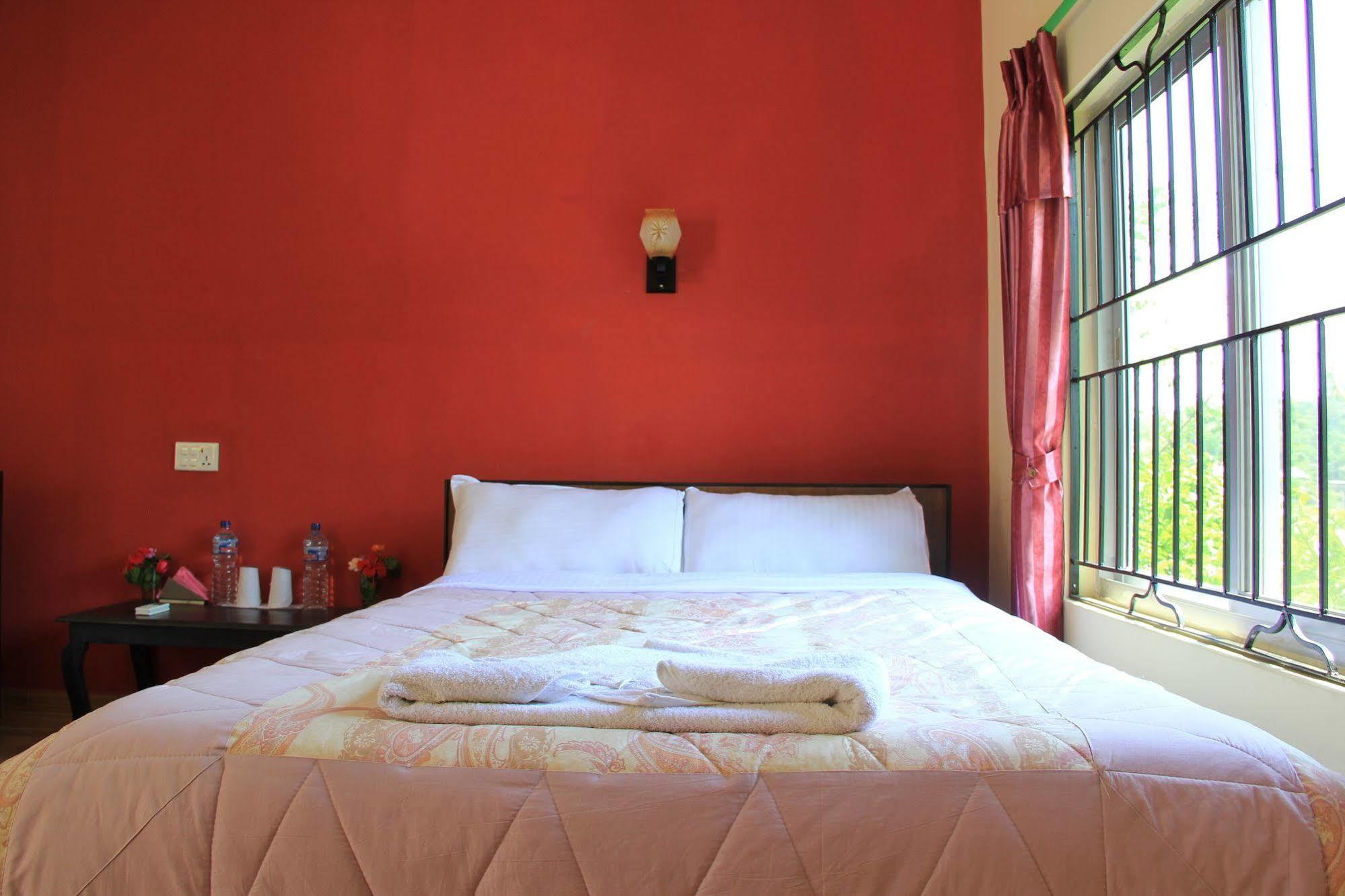 Chitwan Safari Camp & Lodge Sauraha Exterior photo