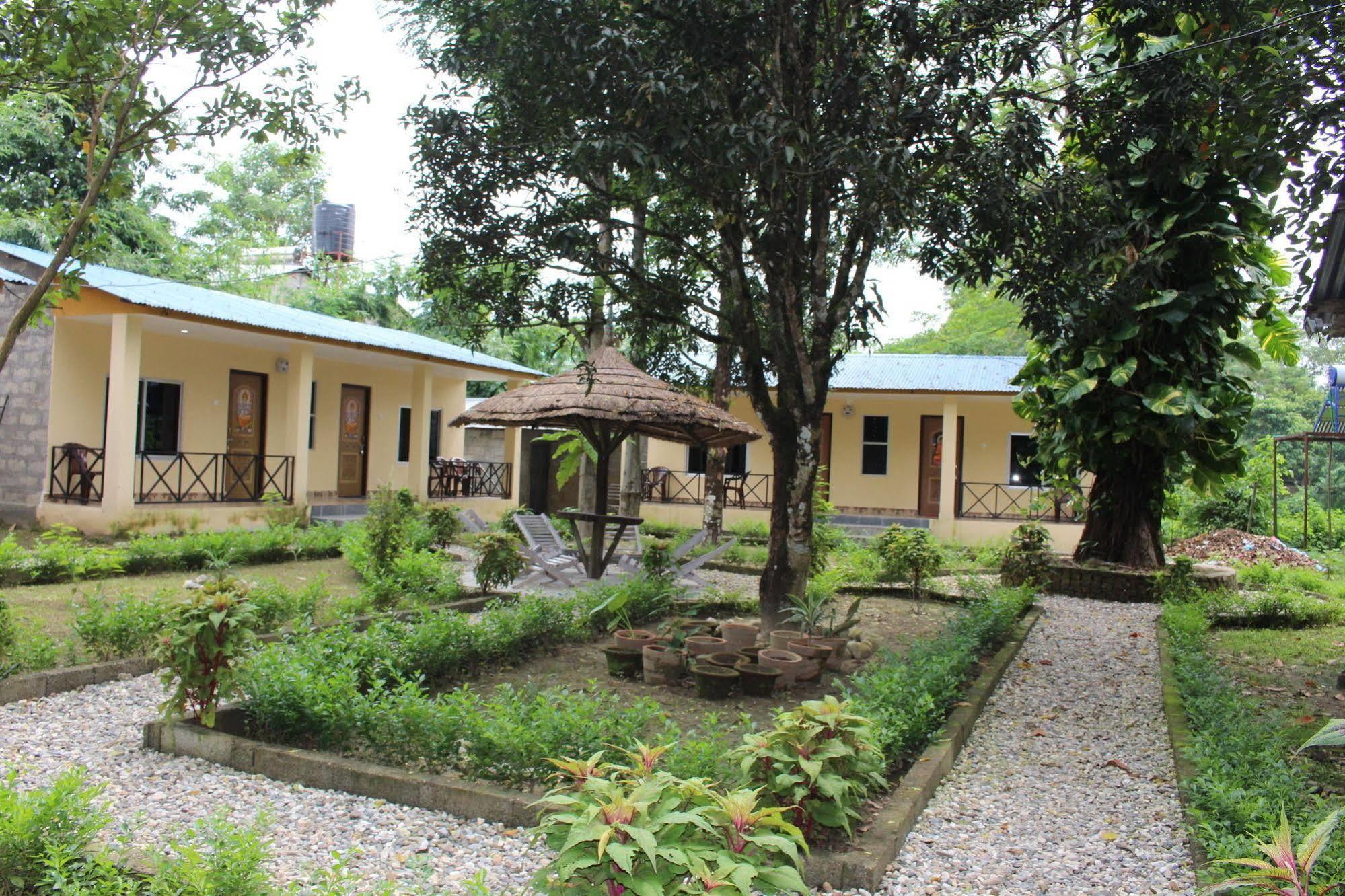 Chitwan Safari Camp & Lodge Sauraha Exterior photo
